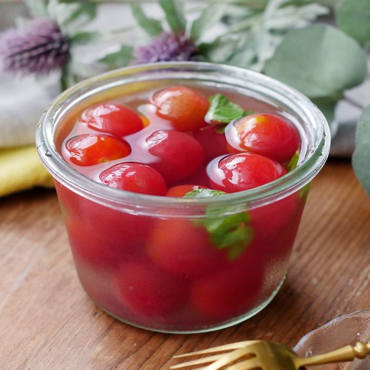 保存瓶に入ったミニトマトのコンポート