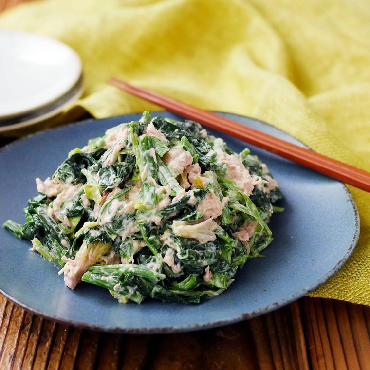 青色の皿に盛られたほうれん草とツナのマヨサラダ