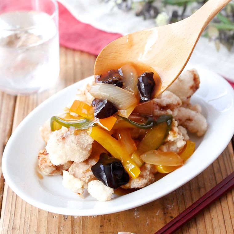 白い皿に入った、豚唐揚げの野菜甘酢あんかけ