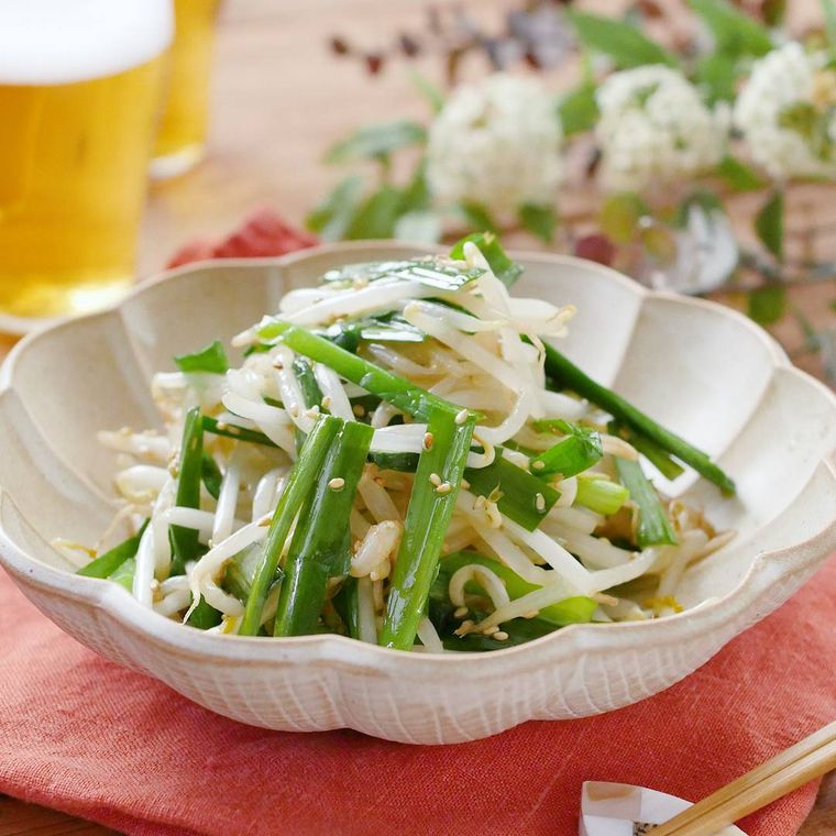 陶器の皿に入ったにらともやしのナムル