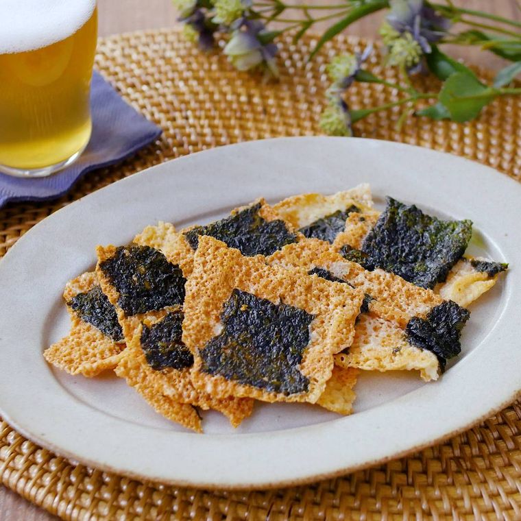 白い皿に入った韓国海苔チーズせんべい