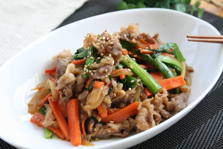 白い皿に入った牛肉や玉ねぎ、にんじんなどのプルコギ