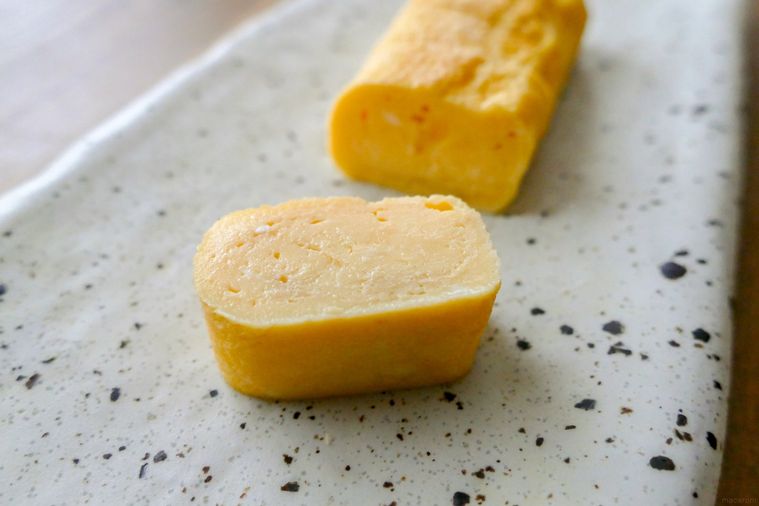 卵焼きを切って長皿に盛り付けた様子