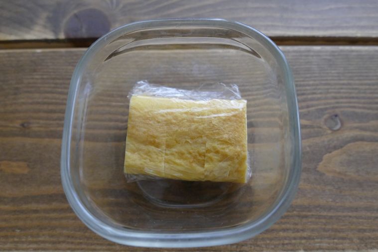 ラップで包んだ卵焼きを保存容器に入れた様子