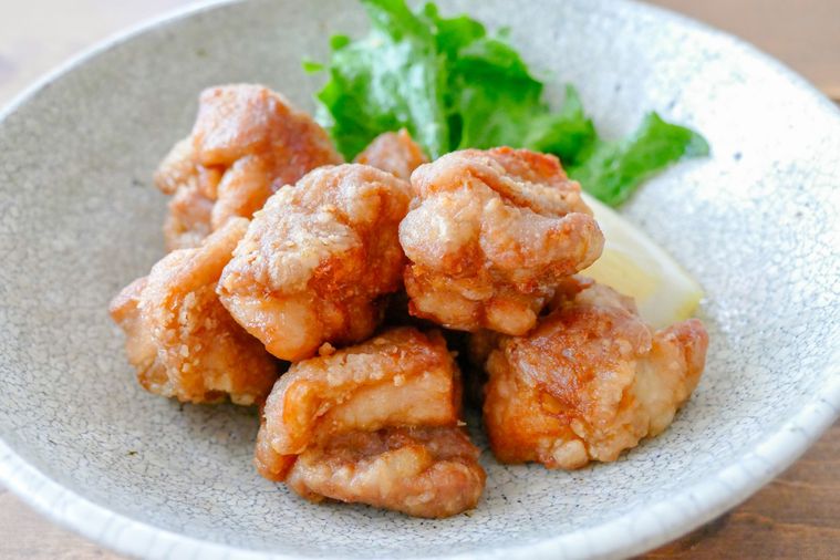 唐揚げがたっぷり盛られた白い皿