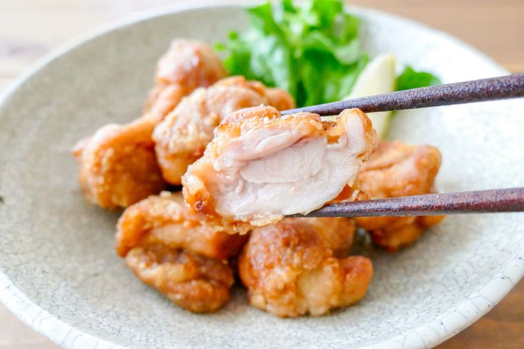 唐揚げの断面が見えるように箸で持ち上げる様子