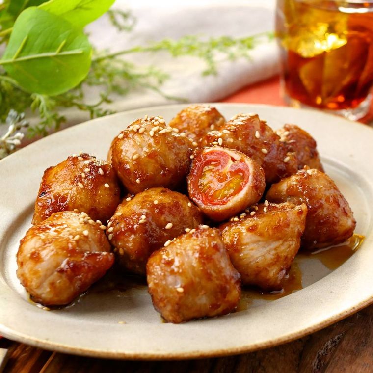 白い皿に盛り付けられたミニトマトの豚バラ巻き