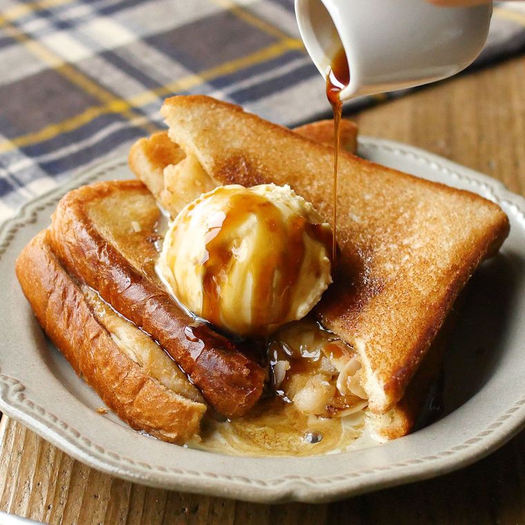 ベージュの洋食器に盛り付けたきな粉もちホットサンド