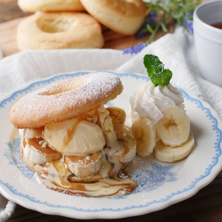 白い洋食器に盛り付けたホットビスケットサンド