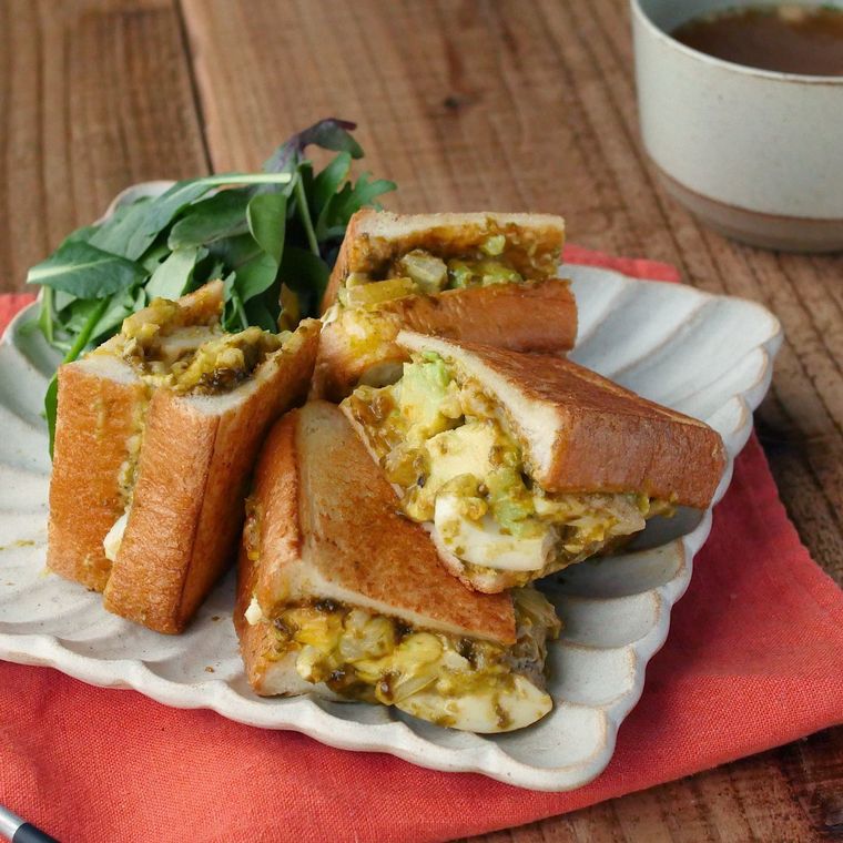 白い洋食器に盛り付けたアボカドタルタルのホットサンド