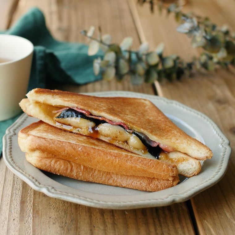 ベージュの洋食器に盛り付けたみたらしとベーコンのホットサンド