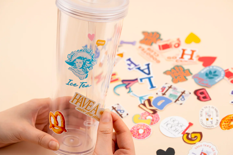 タンブラーをカスタマイズしている様子