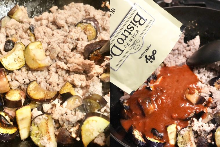 フライパンで挽肉となすを炒めて調味料ソースで和える様子
