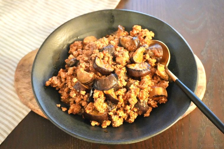 黒い大皿に盛られたひき肉となすのボロネーゼ風炒め