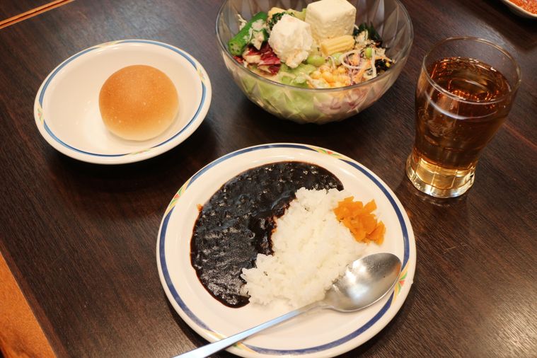 ステーキガストのサラダバーのサラダ、パン、カレー、ドリンク