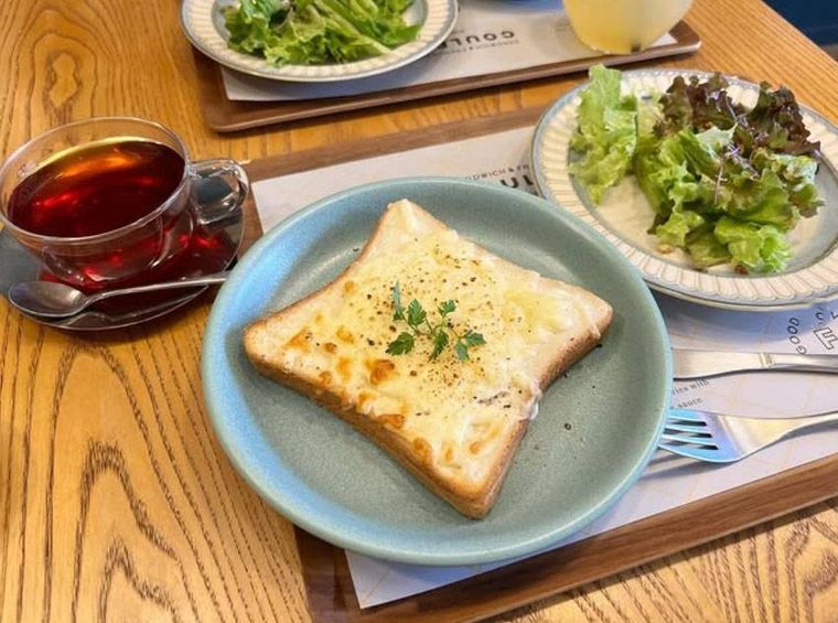 ブルーのお皿に盛られたクロックムッシュとサラダ、紅茶