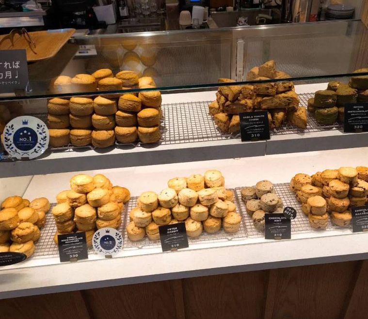 さまざまなスコーンがショーケースに並ぶホノカコーヒー 仙台駅店の店頭