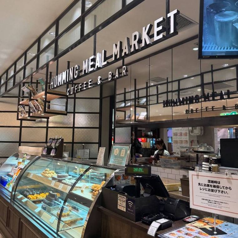 店頭にショーケースが設置された「ハミングミールマーケット コーヒー＆バー」の外観