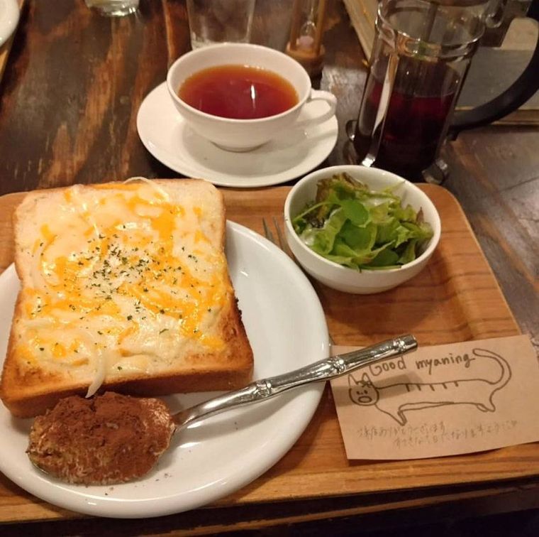 ウッドプレートにのせられた本日の文庫のグッドモーニングトーストとアールグレイ