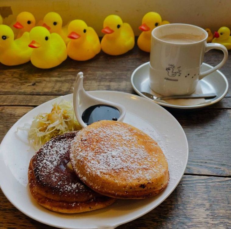 白いお皿に盛られたモーニングセットとカフェオレ