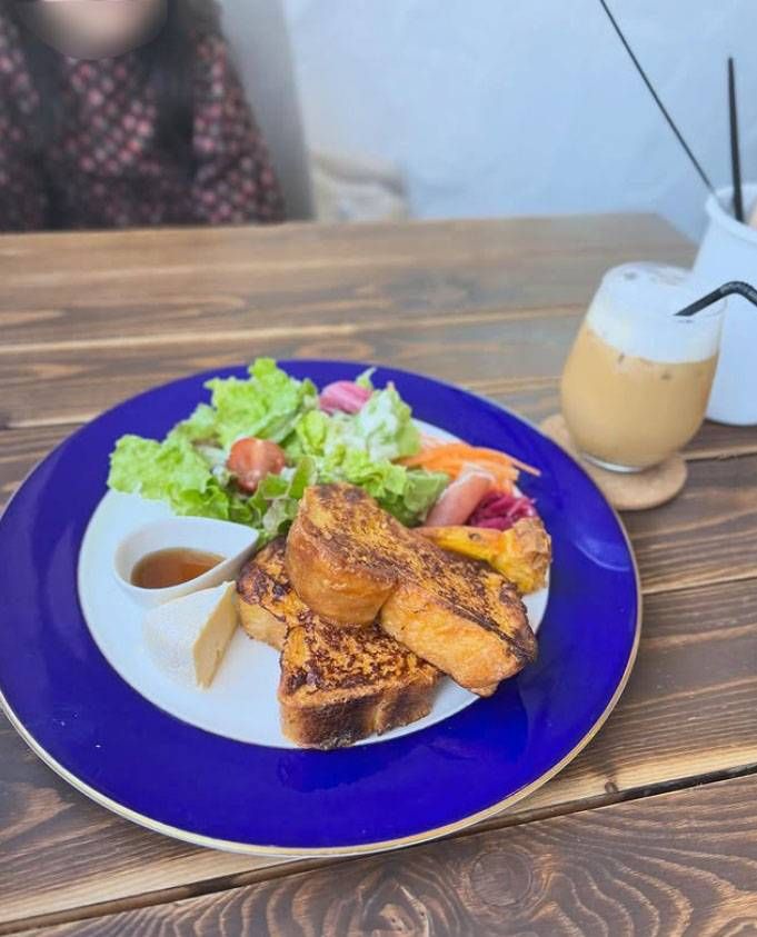 ブルーと白のお皿に盛られたフレンチトーストのプレート