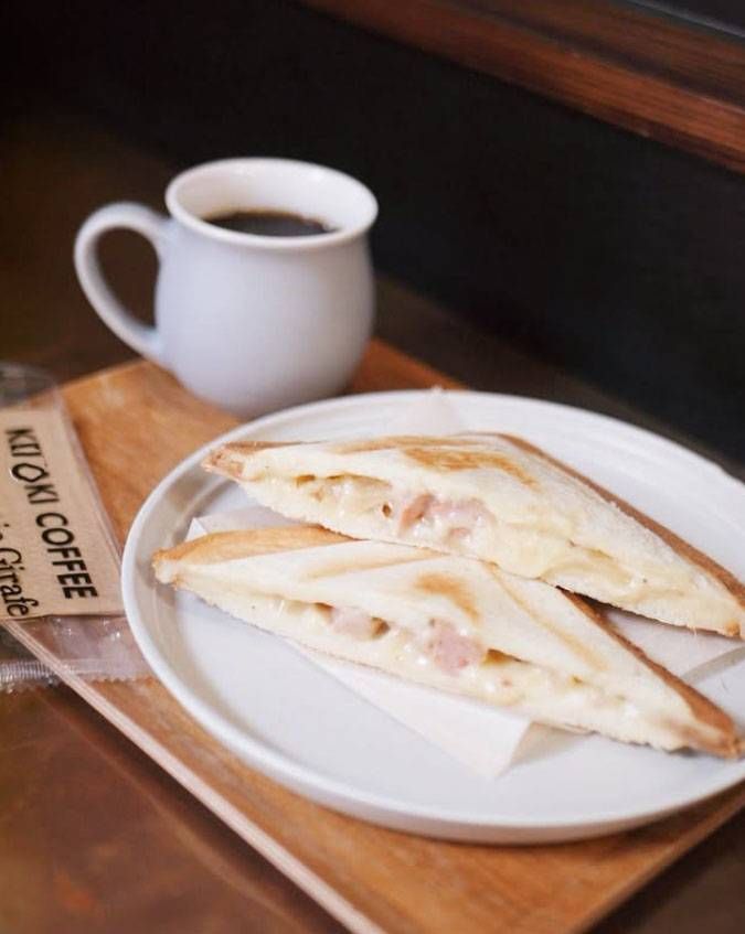 木のトレーにのせられたホット・サンドウィッチ・セットメニュー