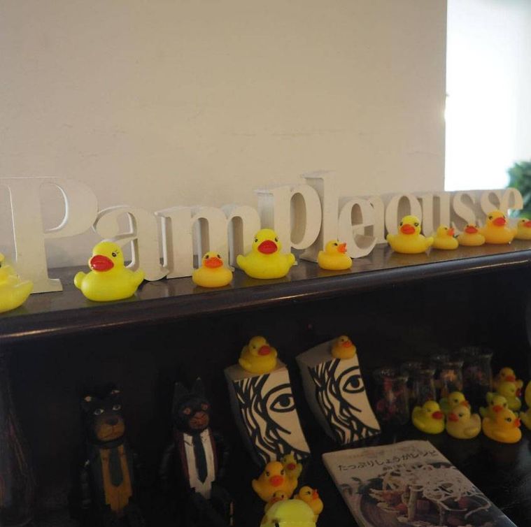 アヒルの置き物が置かれたパンプルムゥス 仙台店の店内