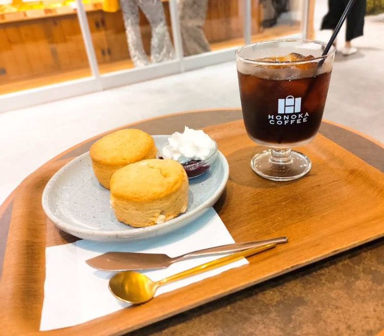 木のトレーにのせられたモーニングセットダブル