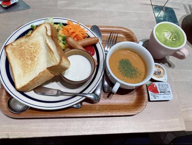 木のトレーにのせられた「トースト＆ビスクセット」と抹茶ラテ