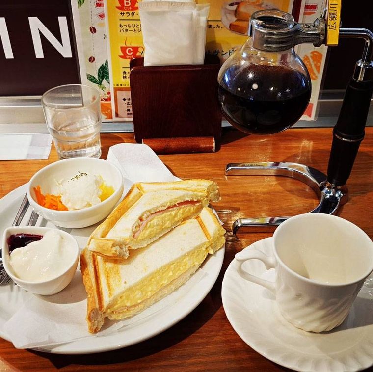 白いお皿に盛られた「Cセット ハムとタマゴのホットサンド」とコーヒーサイフォン