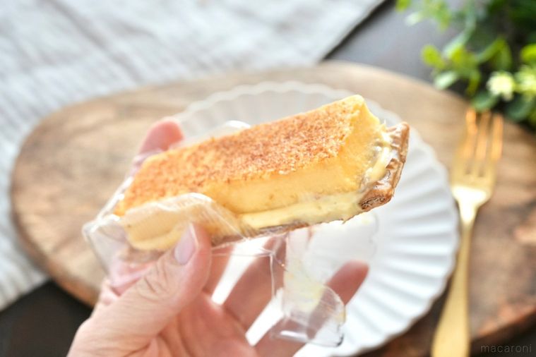 木のカッティングボードにのった白い皿とトレーごとワンハンドで持ったプリン系スティックパイ