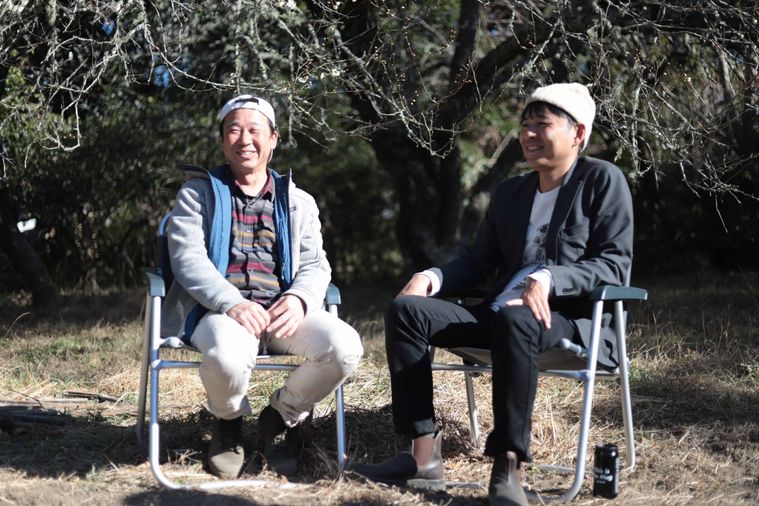 座って話す、畦風の佐川さんと石井社長