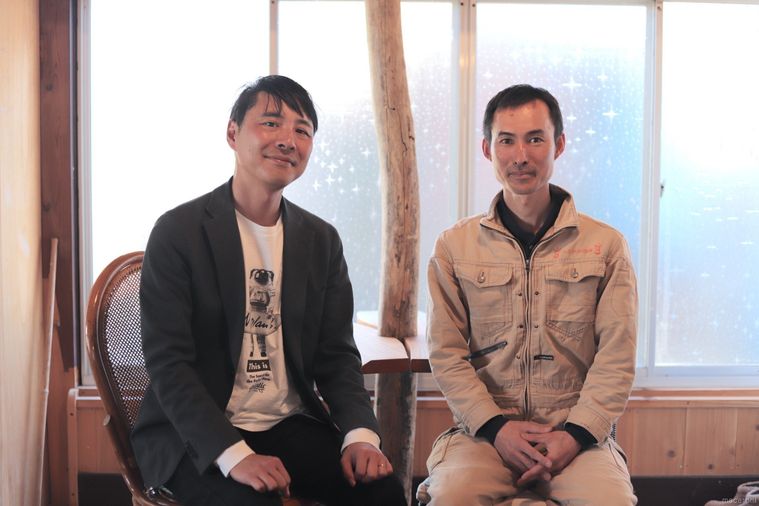 並んで座る石井社長とつるかめ農園の鶴渕さん