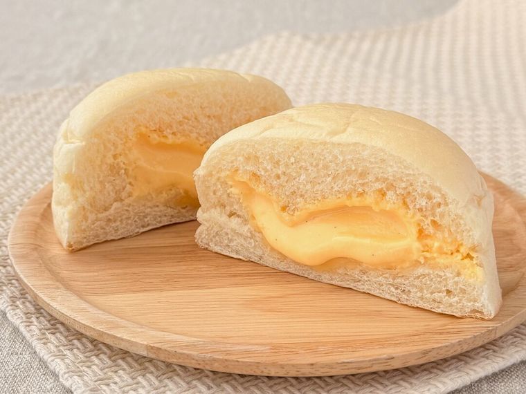カットした「白生クリームパン（ダブルカスタード）」が置かれている様子