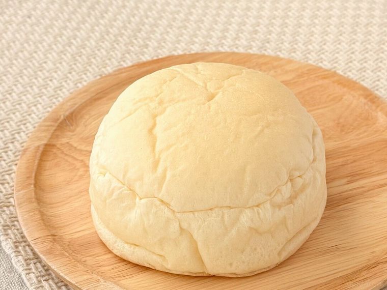 袋から取り出した「白生クリームパン（ダブルカスタード）」