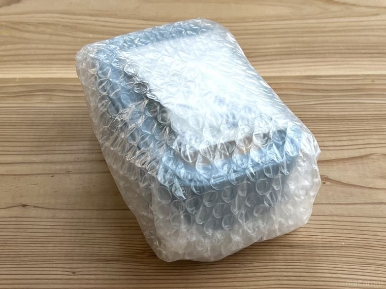 お弁当と保冷剤をプチプチで包んだ様子
