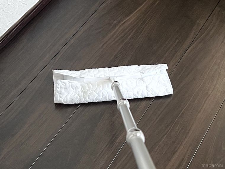 ワイパーで床掃除をしている様子