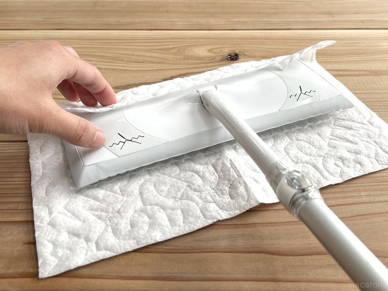 ワイパーに床掃除用のシートを付けている様子