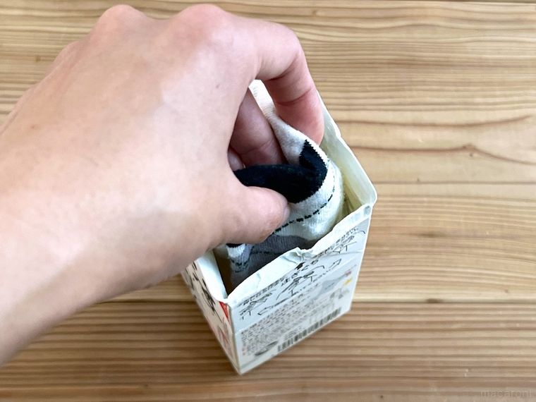 紙パックに靴下を入れている様子