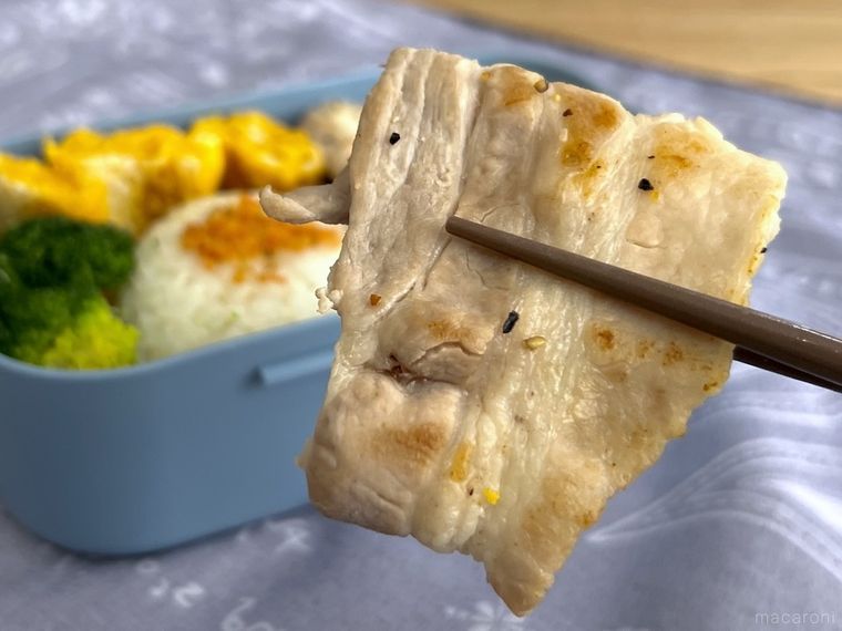 豚肉を箸で持ち上げている様子