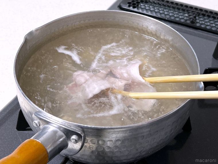 豚肉を熱湯にくぐらせている様子