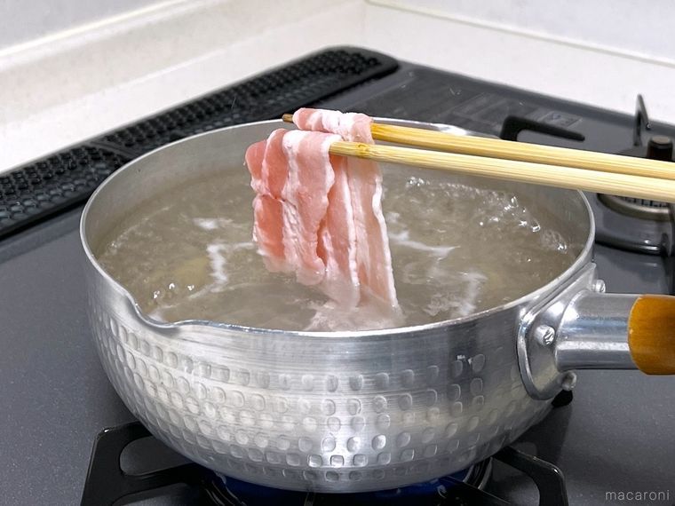 豚肉を熱湯にくぐらせている様子