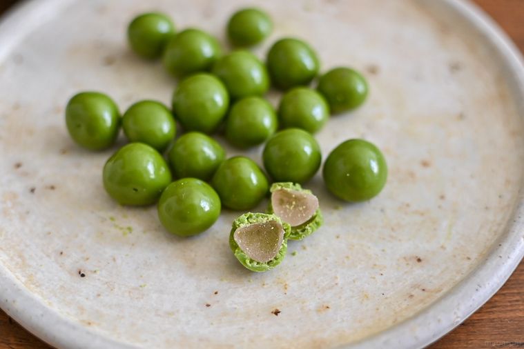 お皿にのったグミのアップ