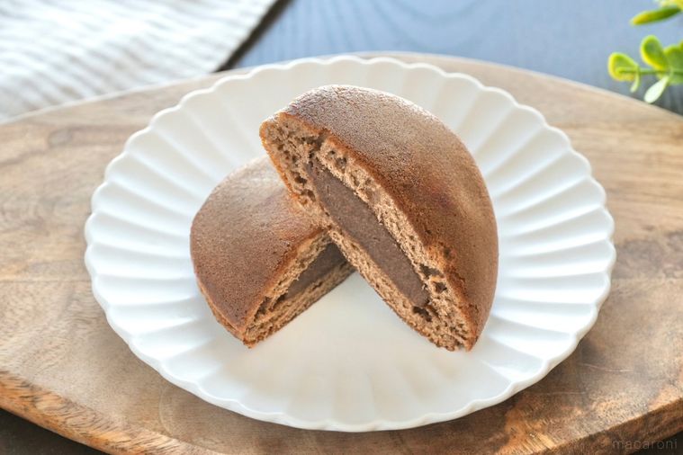 木のカッティングボードと白い皿にのった映画ドラえもんコラボのチョコどら焼き