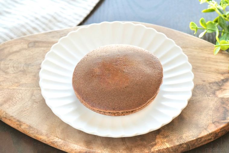 木のカッティングボードと白い皿にのった映画ドラえもんコラボのチョコどら焼き