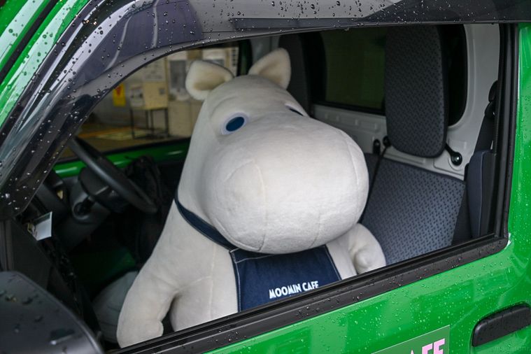 車内にいるムーミンのぬいぐるみ