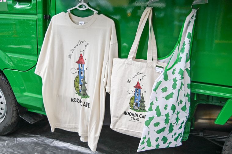 Tシャツとバッグのアップ