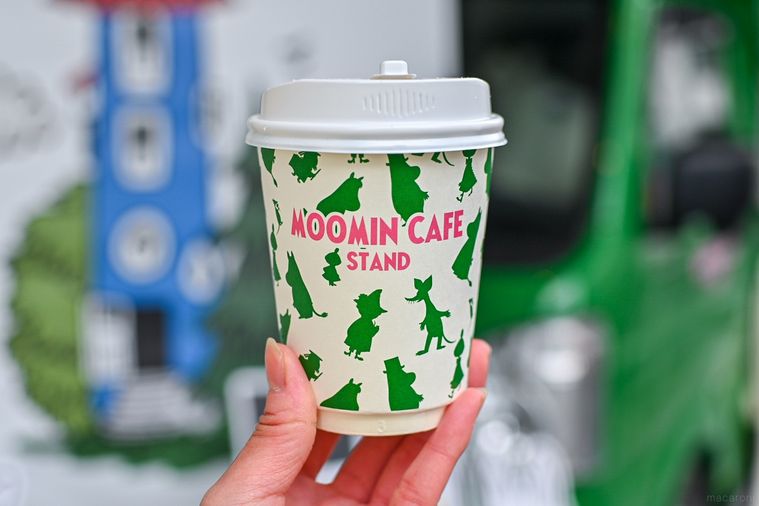 コーヒーを持っているところ