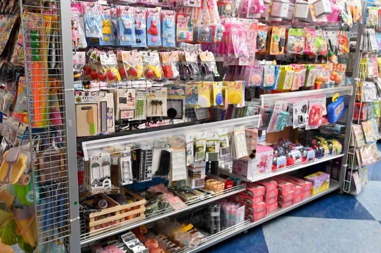 ジオラマグッズが陳列されているダイソーの店内
