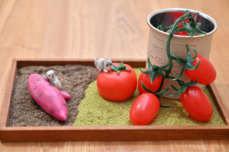 野菜のフィギュアをセットした収穫祭風のジオラマ作品